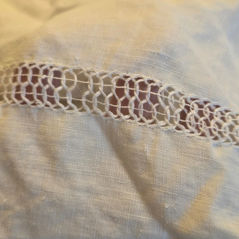 Off‎ White Linen Hand Embroidered Crochet Lace Bedspread Victorian Clover Vtg